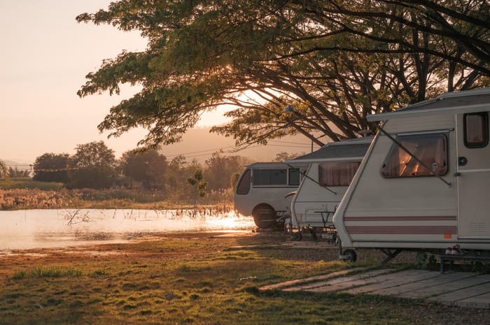 motor-home-under-big-tree-on-campground-by-the-lak-2026
